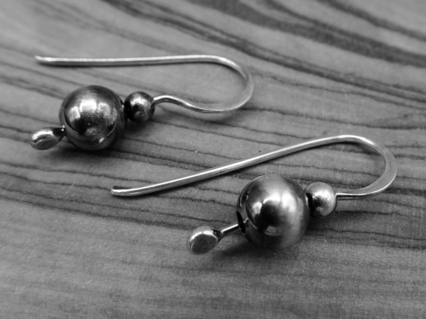 ES-175 Tiny Sterling Silver Drops with Navajo Pearl Style Beads