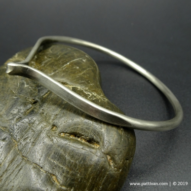 Single Twist Sterling Silver Bangle