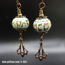 artisan_lampwork_and_brass_earrings_-_patti_vanderbloemen-5.jpg